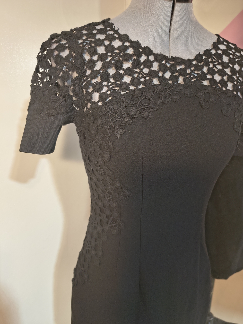 Elie Tahari Black Laced-Yoke Midi Sheath Dress - Picture 7 of 16
